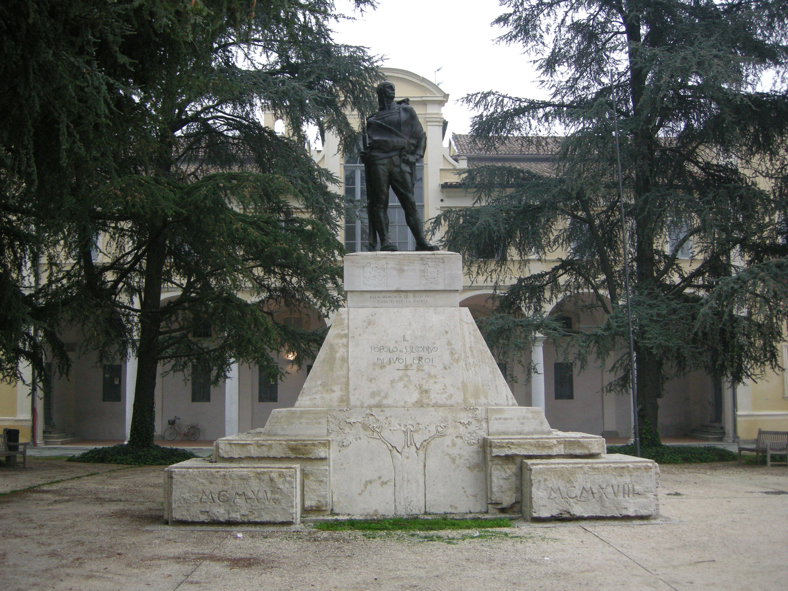 Monumento ai Caduti , La vedetta ( La statua originale venne fusa , questa è una copia ) - San Secondo Parmense , Parma - Opera Ernesto Vighi - 1923