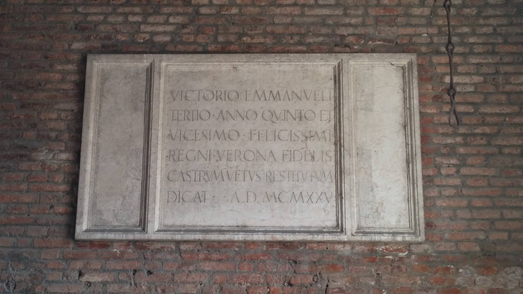 Particolare lapide restauro Castelvecchio - Verona 1925 