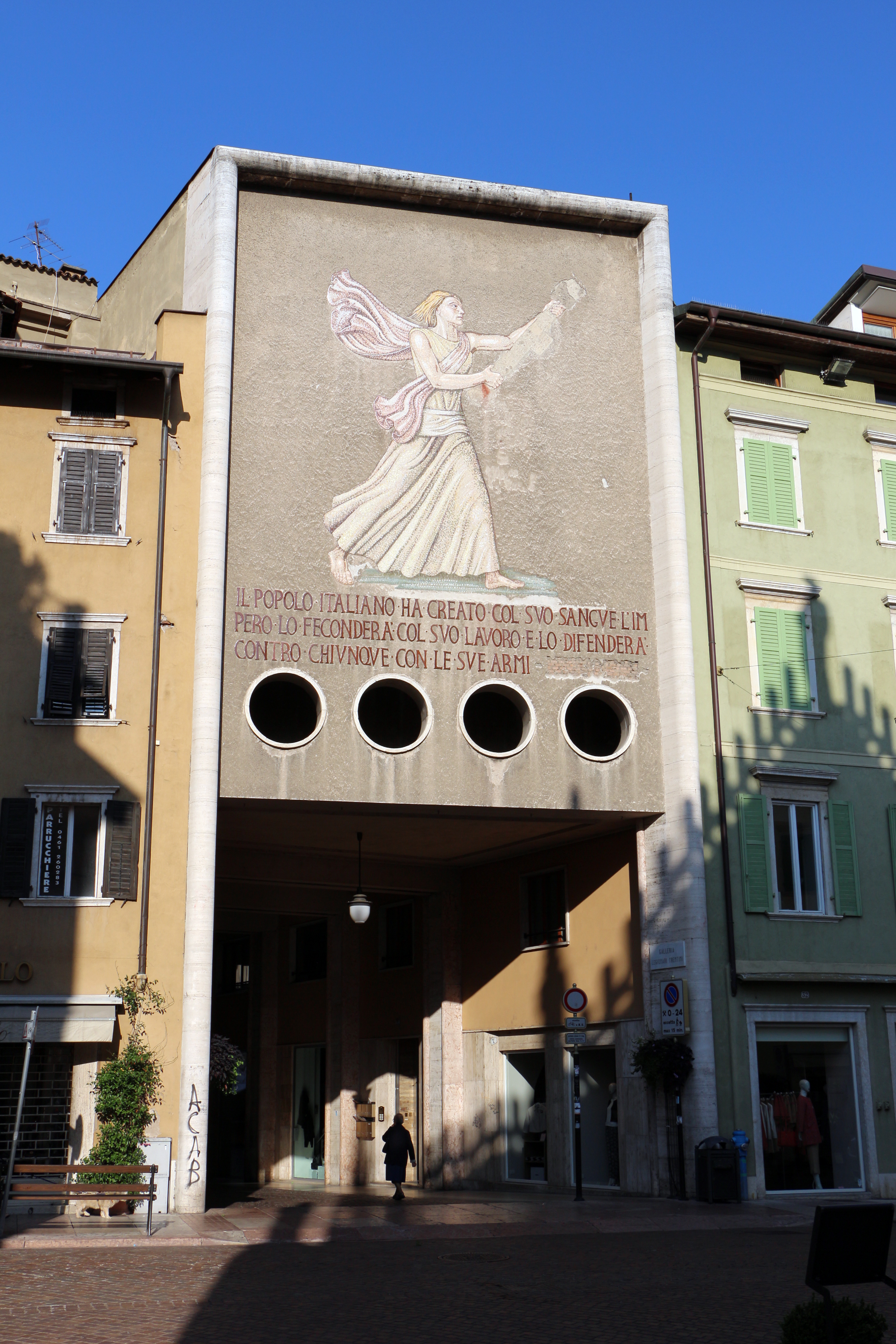 Particolare mosaico , donna del fascio , Galleria dei legionari trentini - Trento - Opera Gino Pancheri - 1937