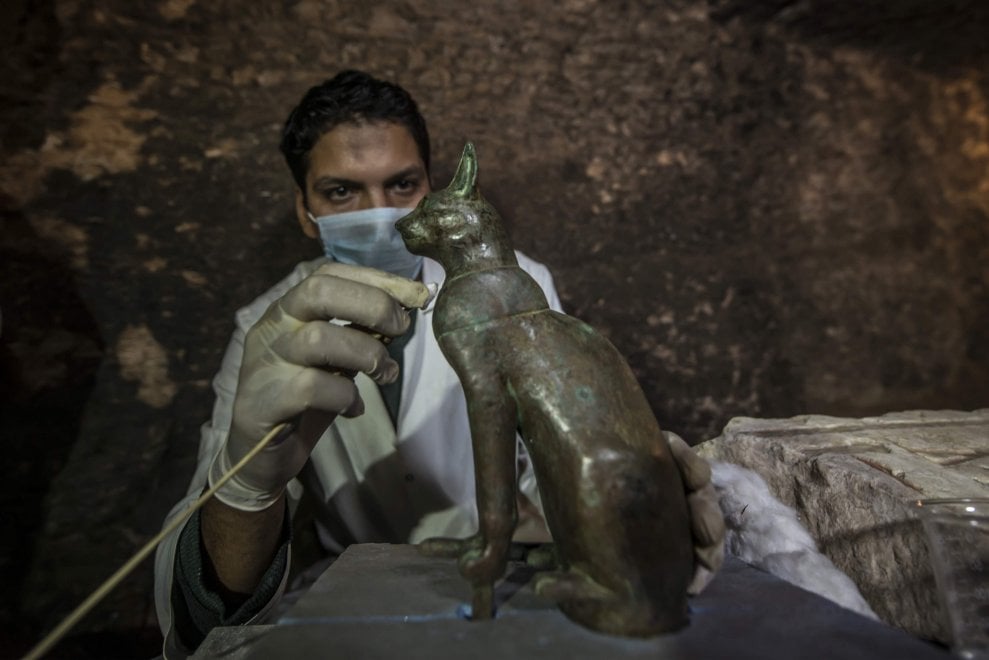 Scoperte statue e pitture dai colori intatti in una tomba di oltre 4.400 anni in Egitto.