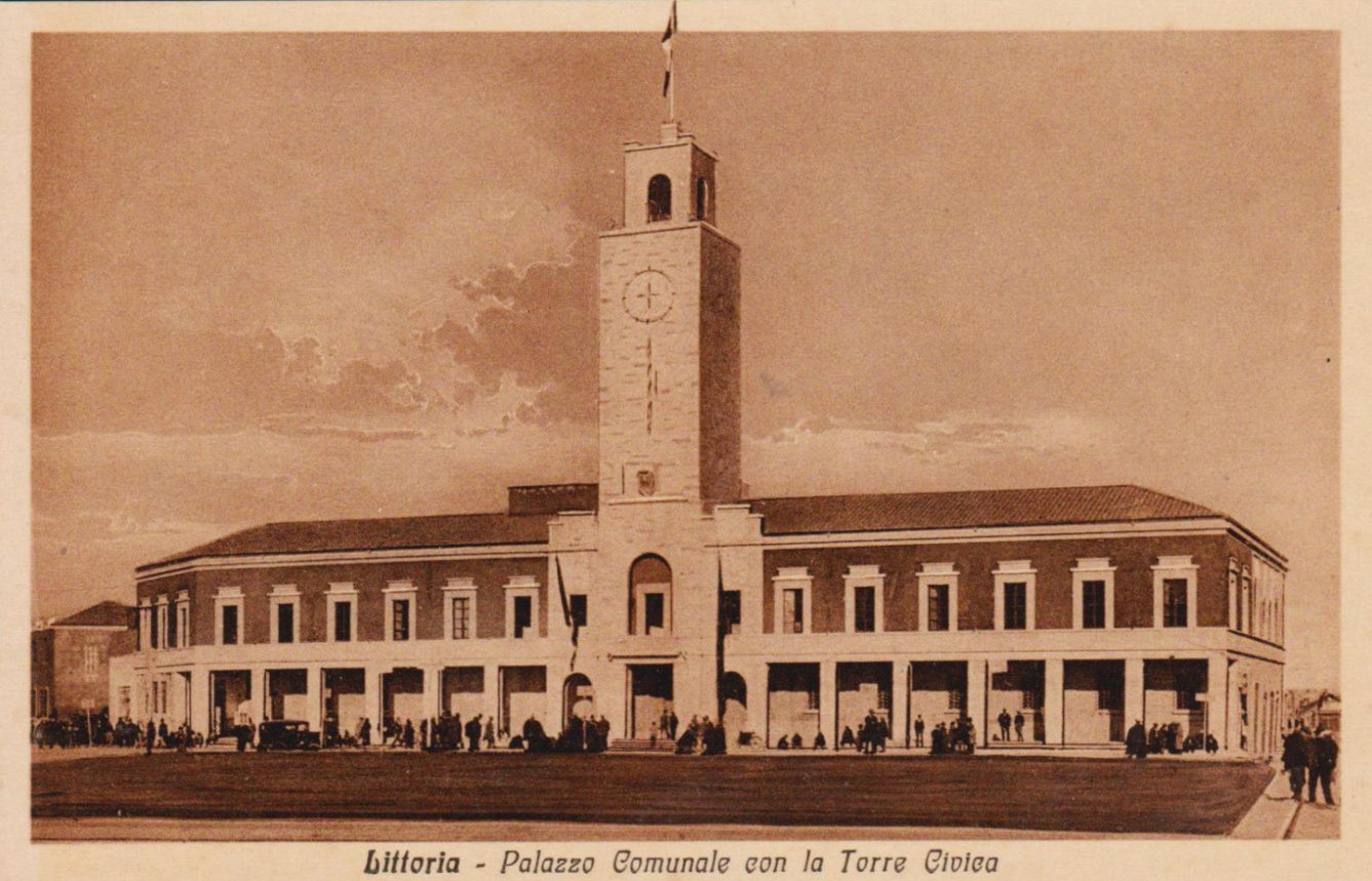 Lazio ) Palazzo Comunale con la Torre Civica - Littoria