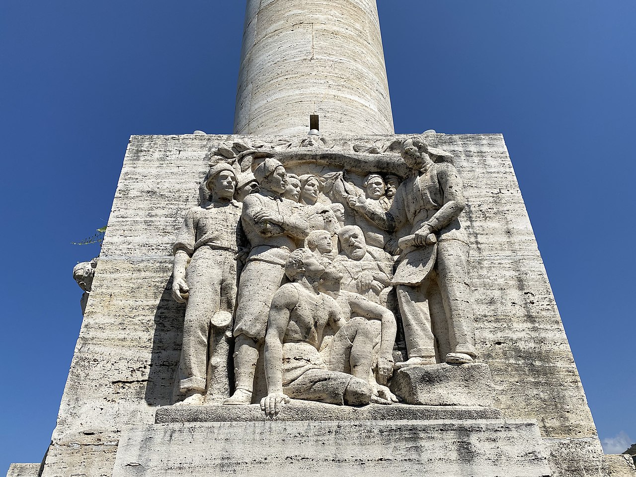 Particolare , monumento a Michele Bianchi - Belmonte Calabro , Cosenza - Michele Bianchi che istruisce i lavoratori , Ercole Drei - 1932
